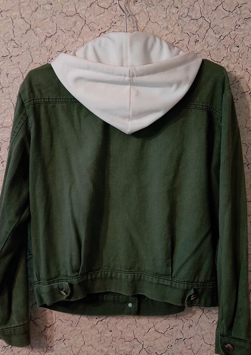 Жіноча джинсова куртка зі знімним капюшоном