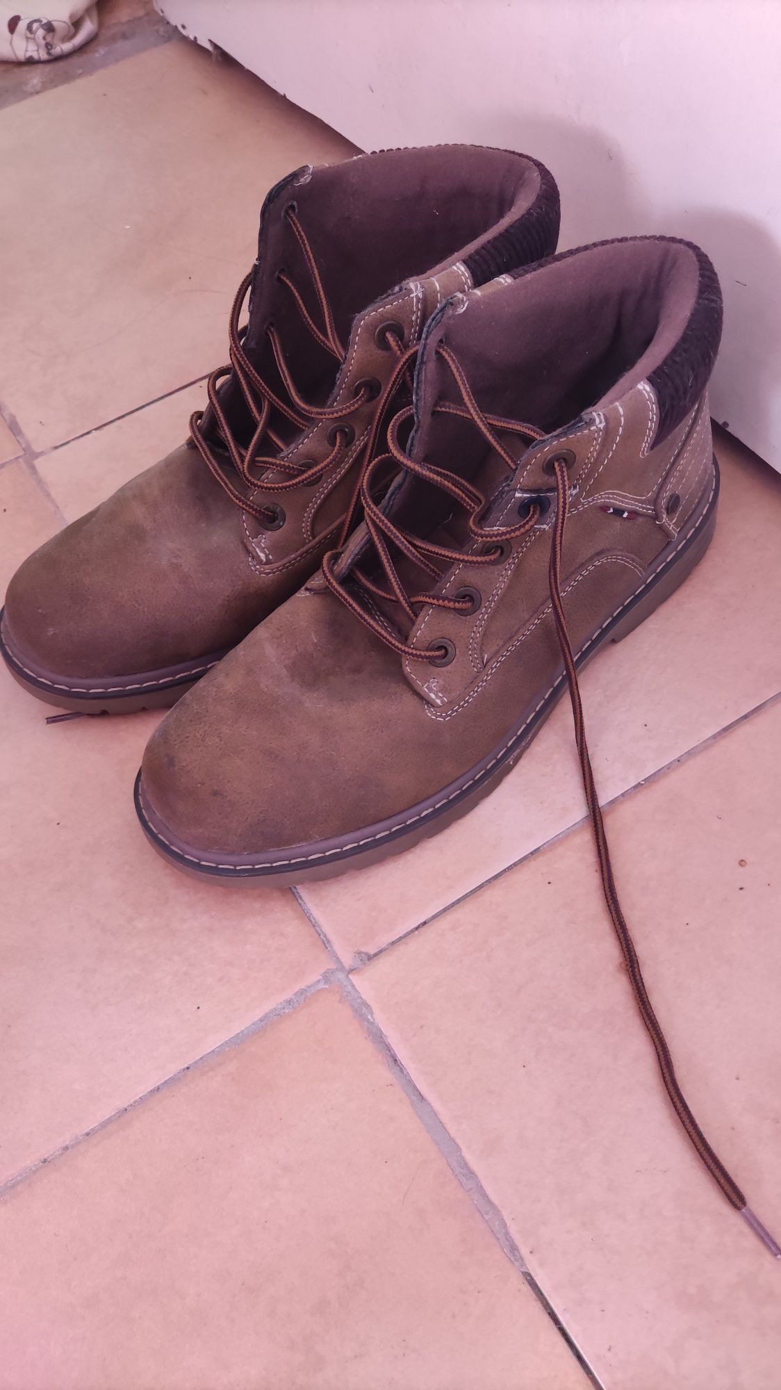 Botas castanhas 44 homem