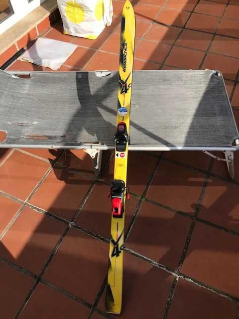 2 pares de skis usados