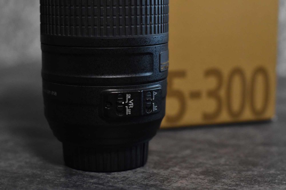 Nikon AF-S DX NIKKOR 55-300mm f/4.5-5.6G ED VR стан нового