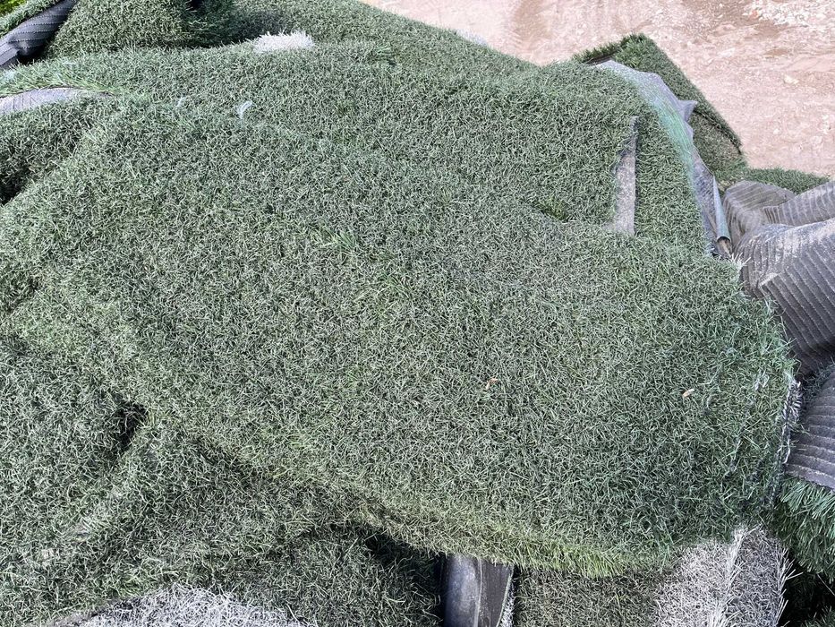 Oddam za darmo trawę sztuczną - syntetyczną w małych kawałkach