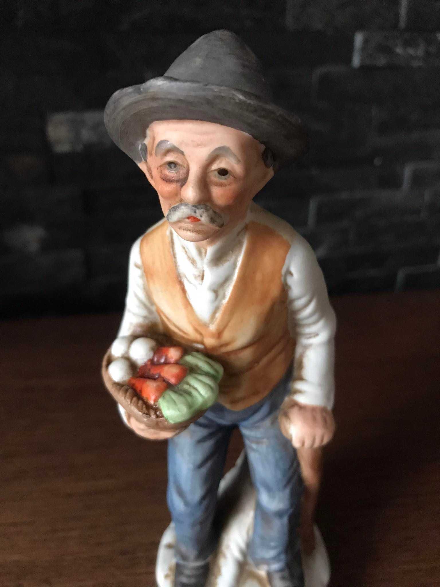 Porcelanowy dziadek z koszem warzyw