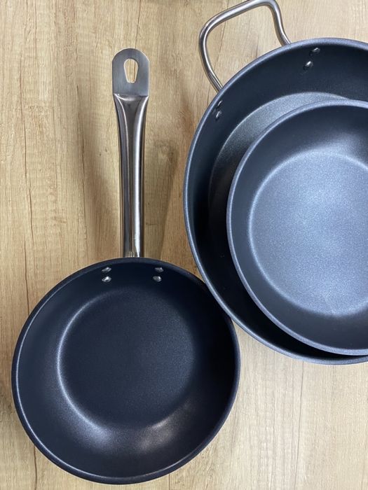 Сковорідка професійна з нержавійки, з тефлоновим покриттям,чорна сталь