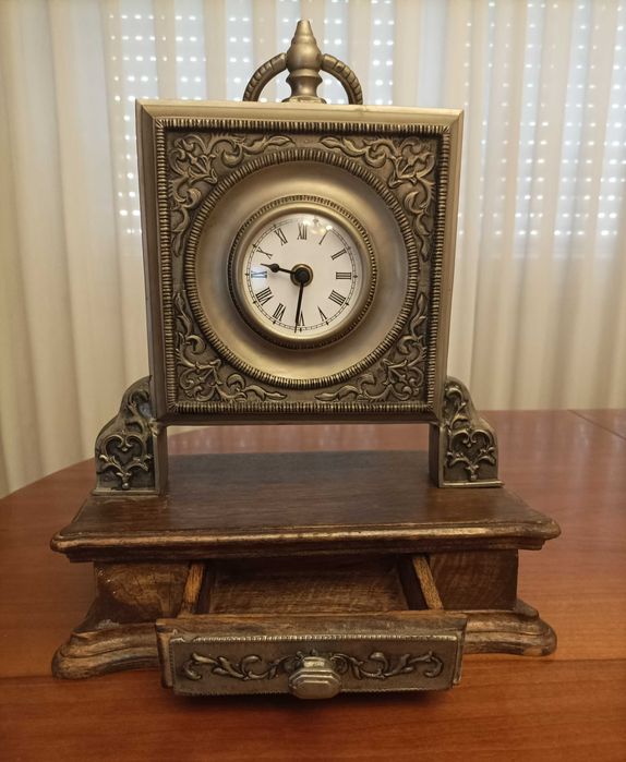 Relógio "antique", elegante e intemporal.