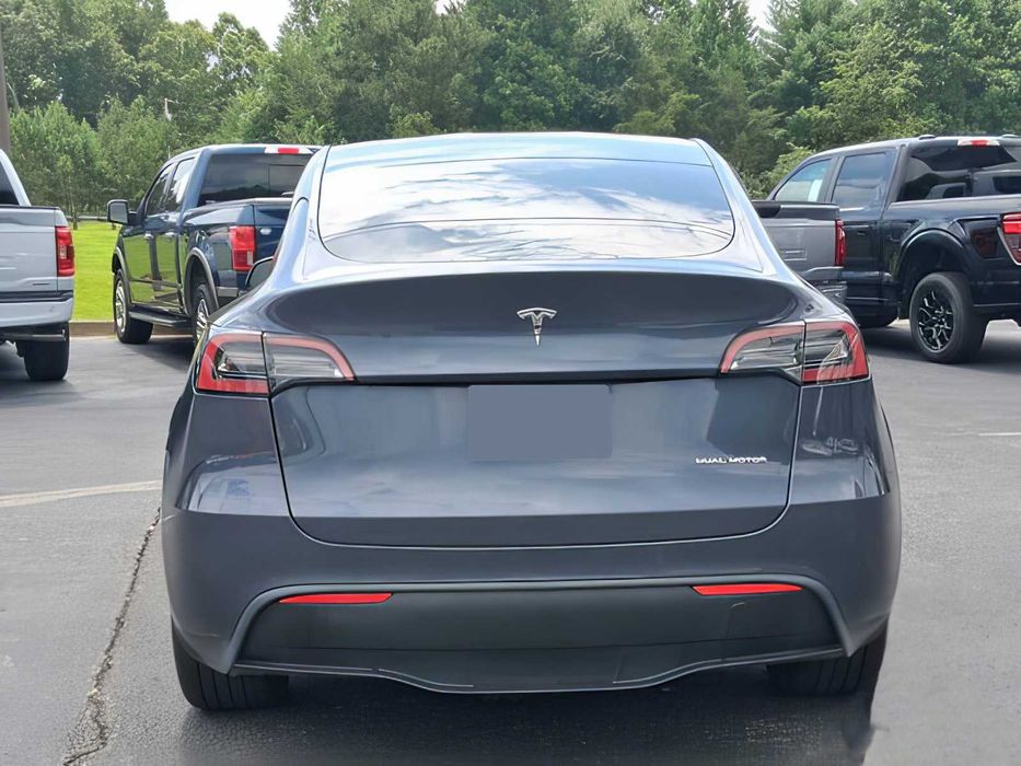 Tesla Model Y      2022