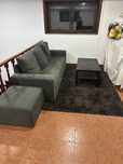 Sofa de sala, carpete e mesa