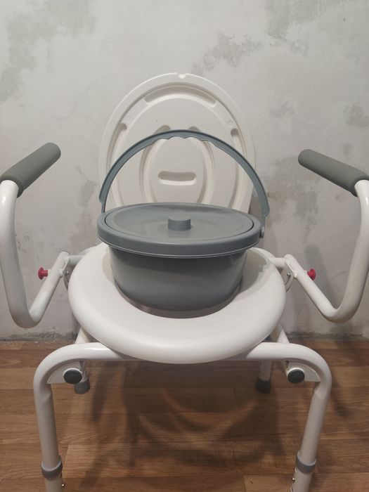 Стул-туалет, с откидными подлокотниками, регулировка высоты.