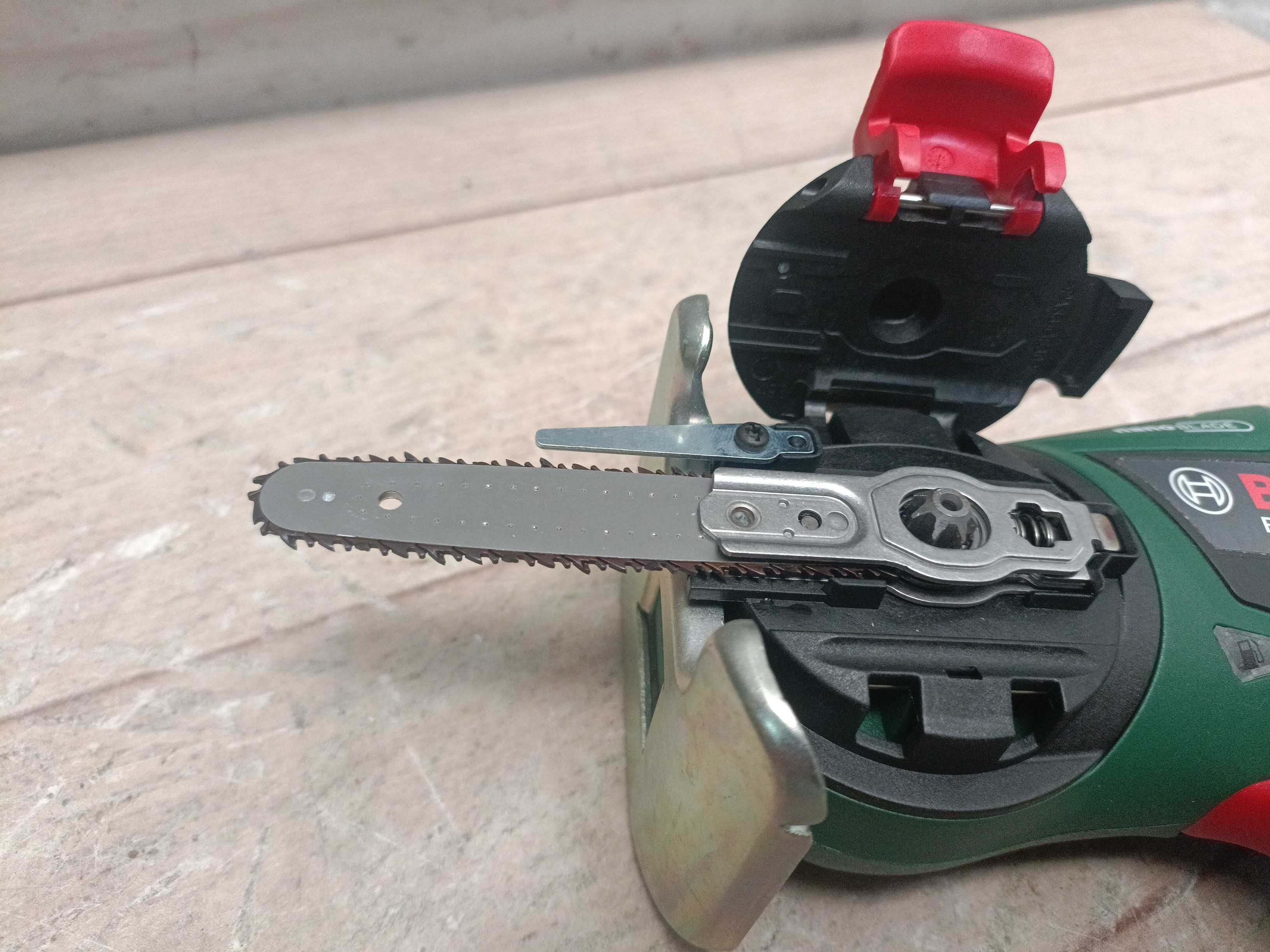 Bosch EasyCut 12 акумуляторна міні-пила NanoBlade + АКБ + ЗП у кейсі