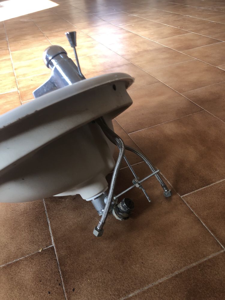 2 lavatorios com torneia
