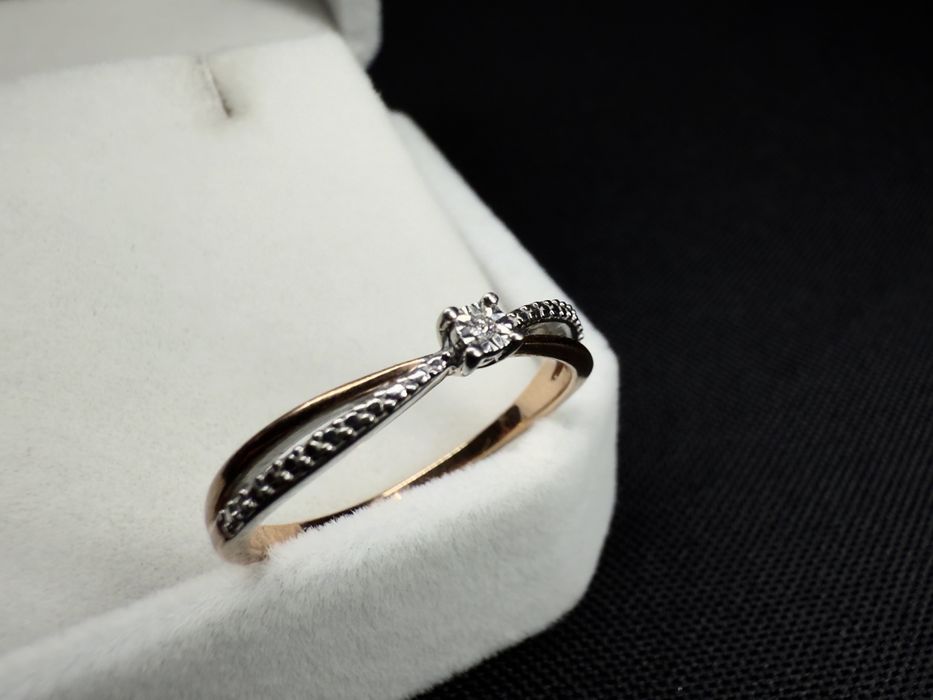 Золотий перстень 750-ї проби з діамантом 0,1К