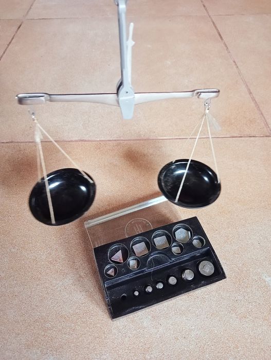 Stara waga jubilerska z odważnikami