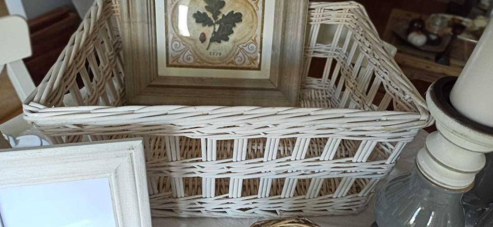 Duży biały kosz wiklinowy w stylu shabby chic