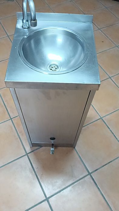 Lavatório pia em inox com pedal.