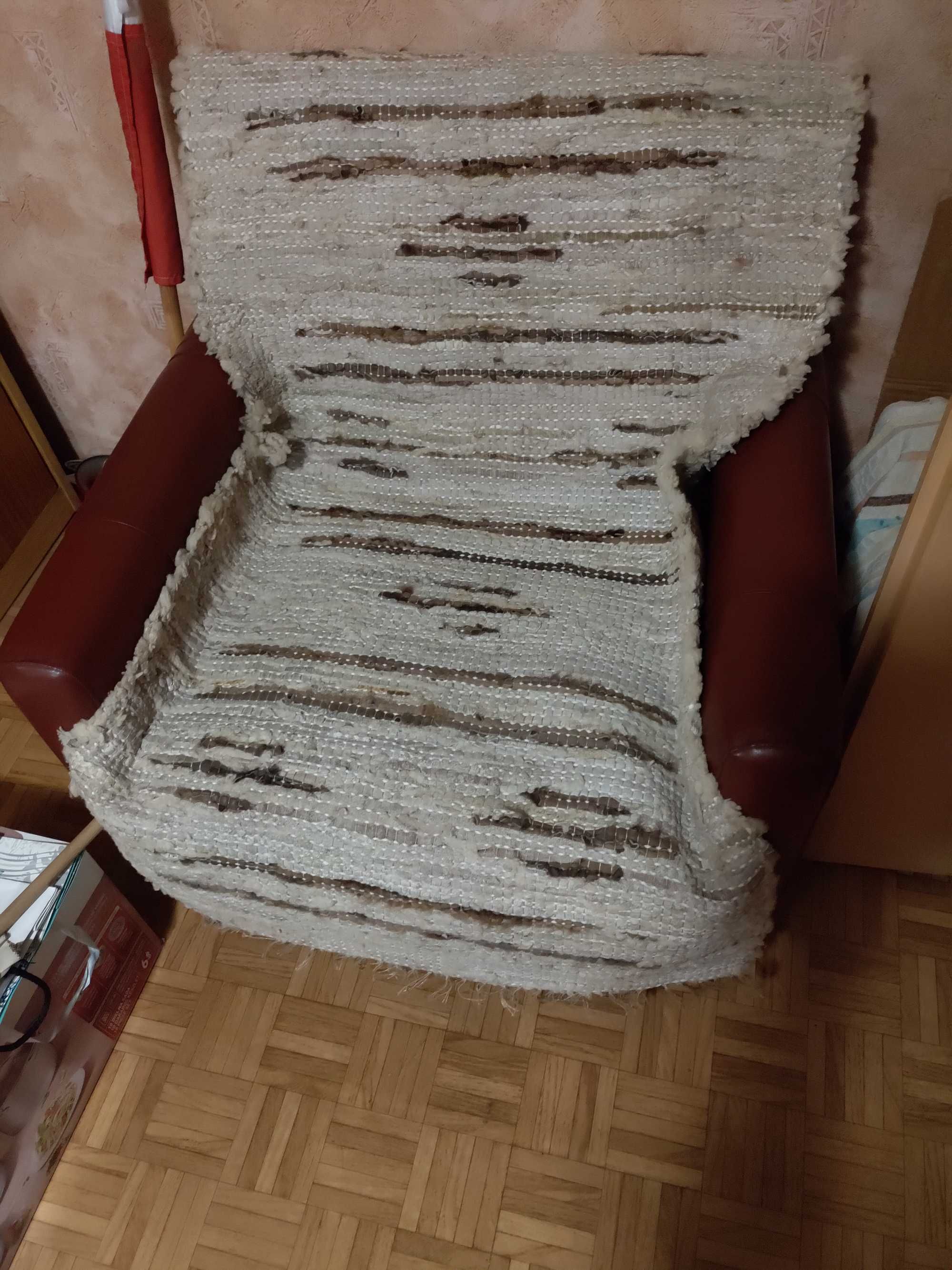 Zestaw wypoczynkowy z dwoma fotelami.
