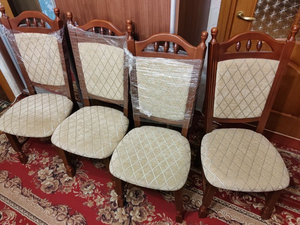 Комплект стульев в комнату на кухню.