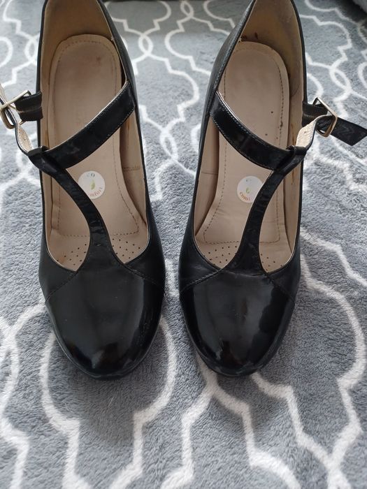 Buty wyjściowe na słupku 37.