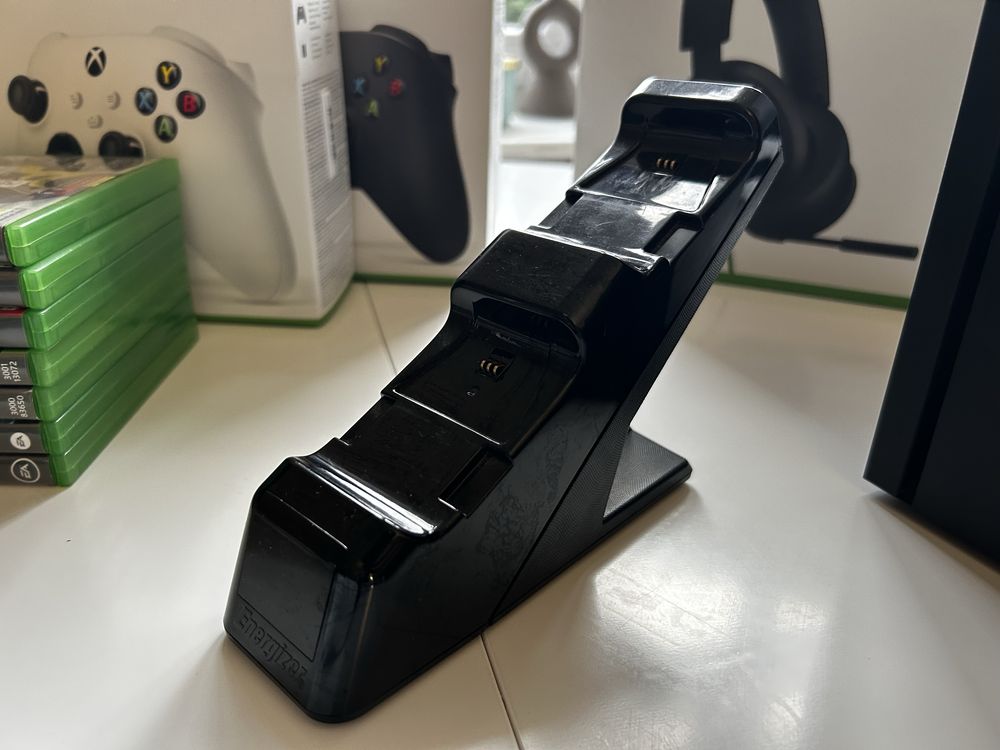 Xbox Series X 1TB + 2 pady + stacja ładowania + słuchawki + 7 gier