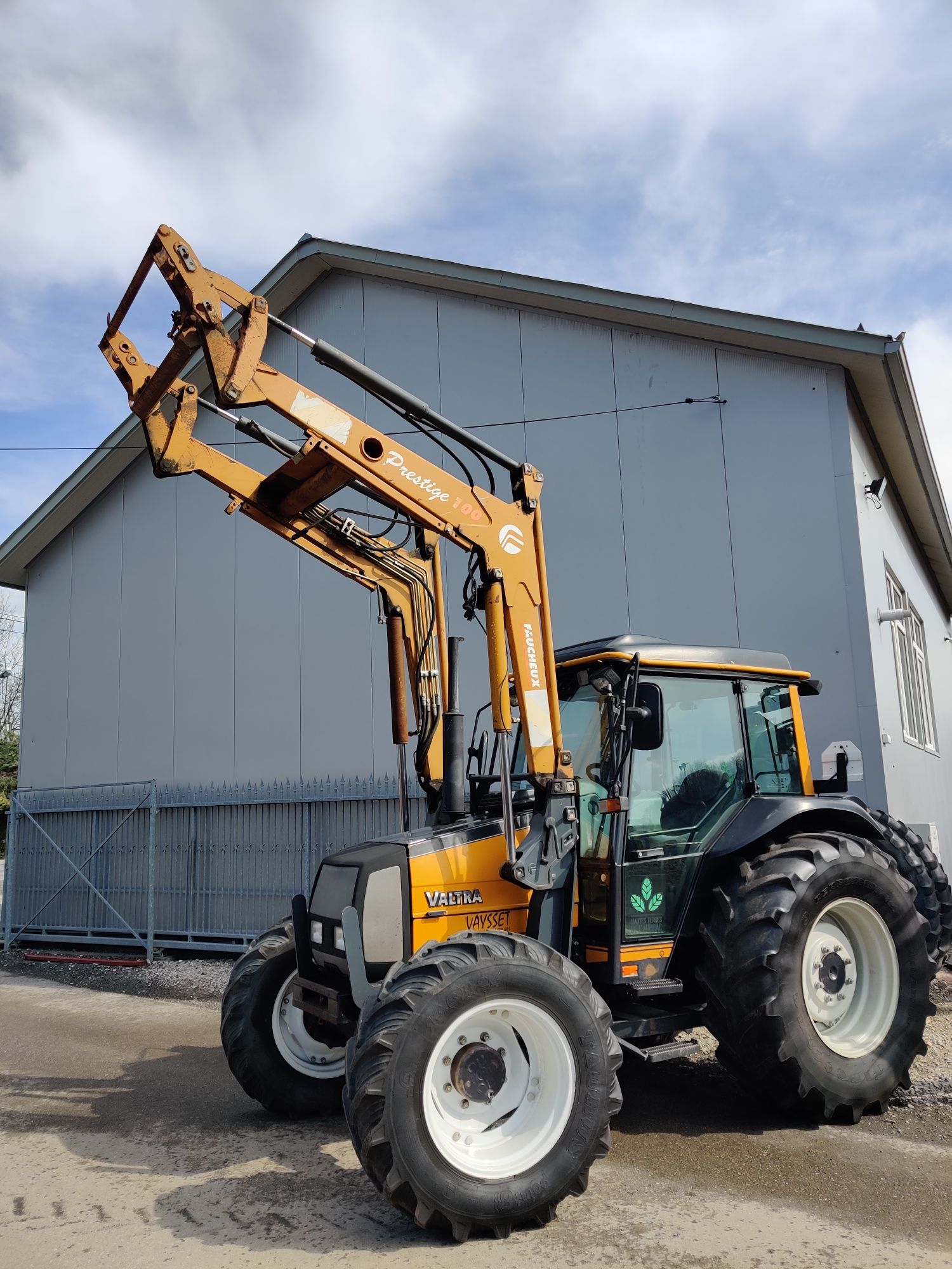 Valtra 700 z ładowacz tur faucheux z wagą