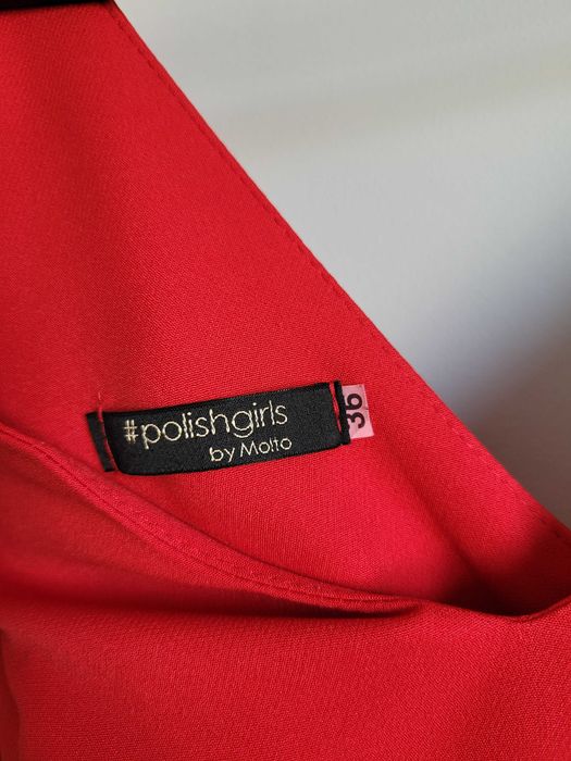Piękna długa czerowna sukienka z długim rozcięciem