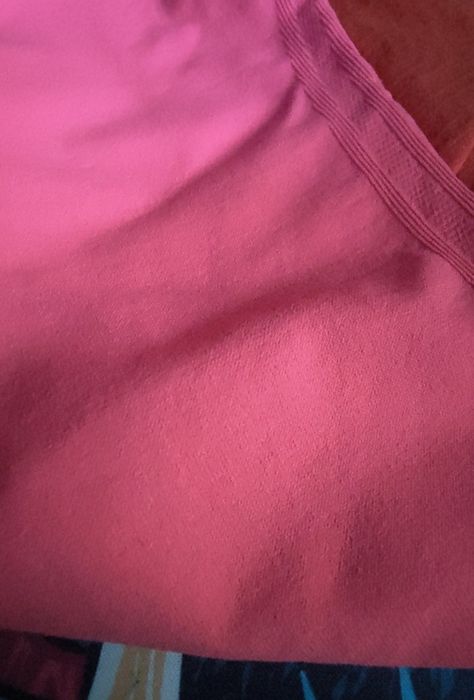 tshirt desportiva rosa e vermelha