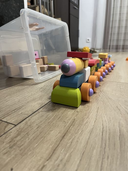 Drewniana ciuchcia z wagonami