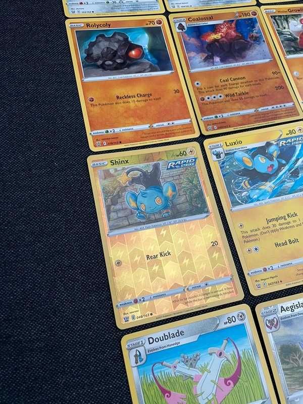 Cartas Pokémon normal e reverse holo