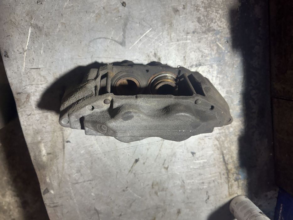 Передній правий тормозний супорт Toyota Hilux