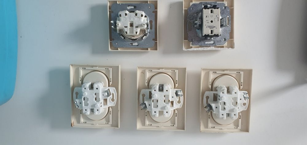 Gniazdka elektryczne podwójne