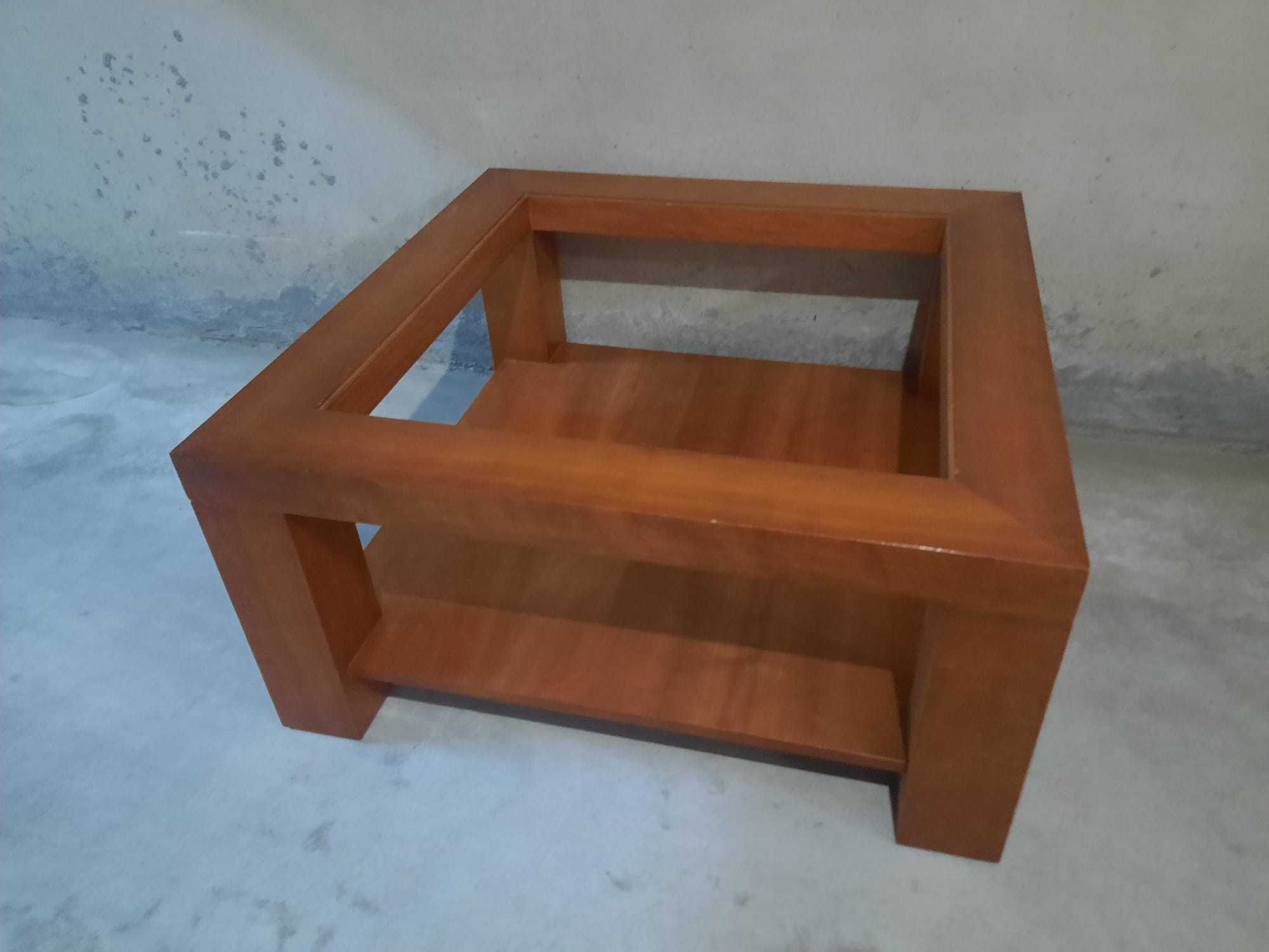 Mesa de centro quadrada com vidro