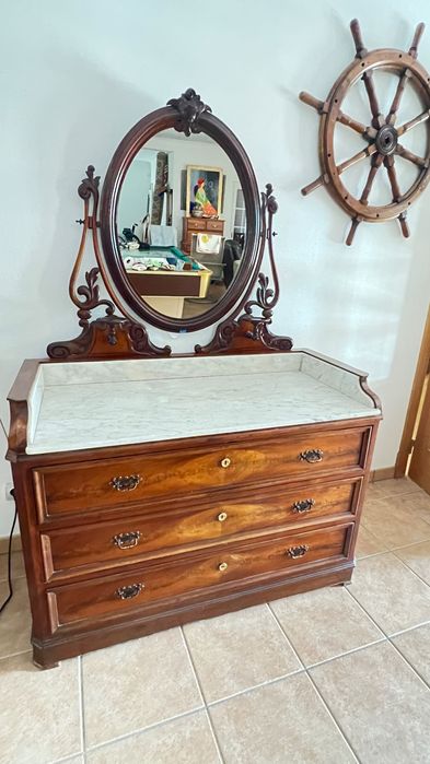 Movel antigo com tampo de mármore