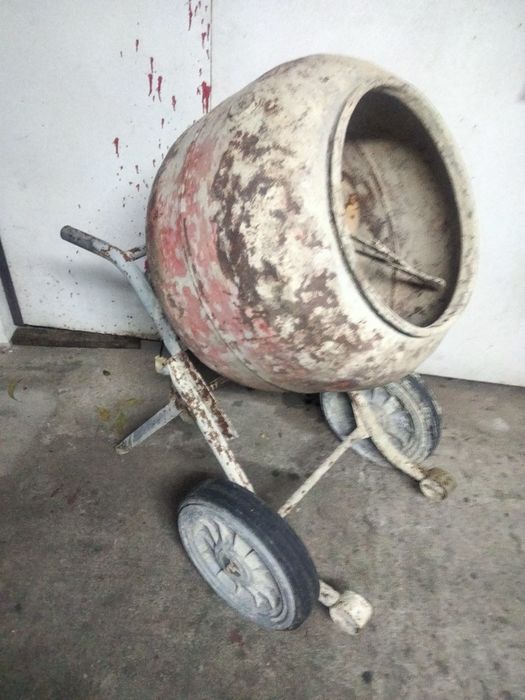 Vendo betoneira carro mão