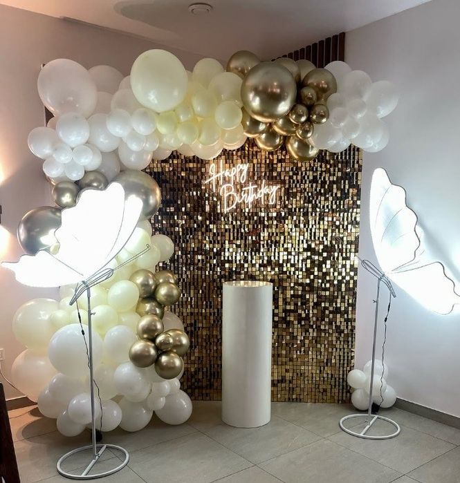 Фотозона золота, паєтки, метелики з підсвіткою.