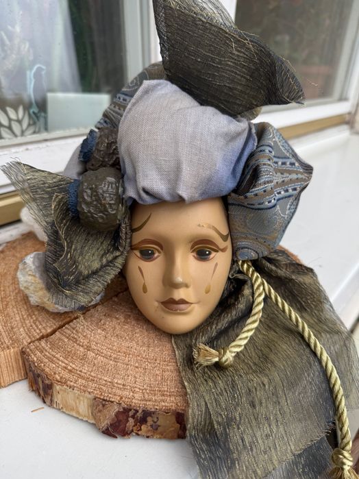 Piękny panel. Przedstawia kobietę w wyjątkowym nakryciu głowy