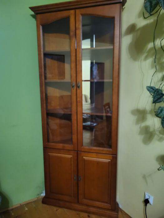 Zestaw mebli do salonu i stół z krzesłami