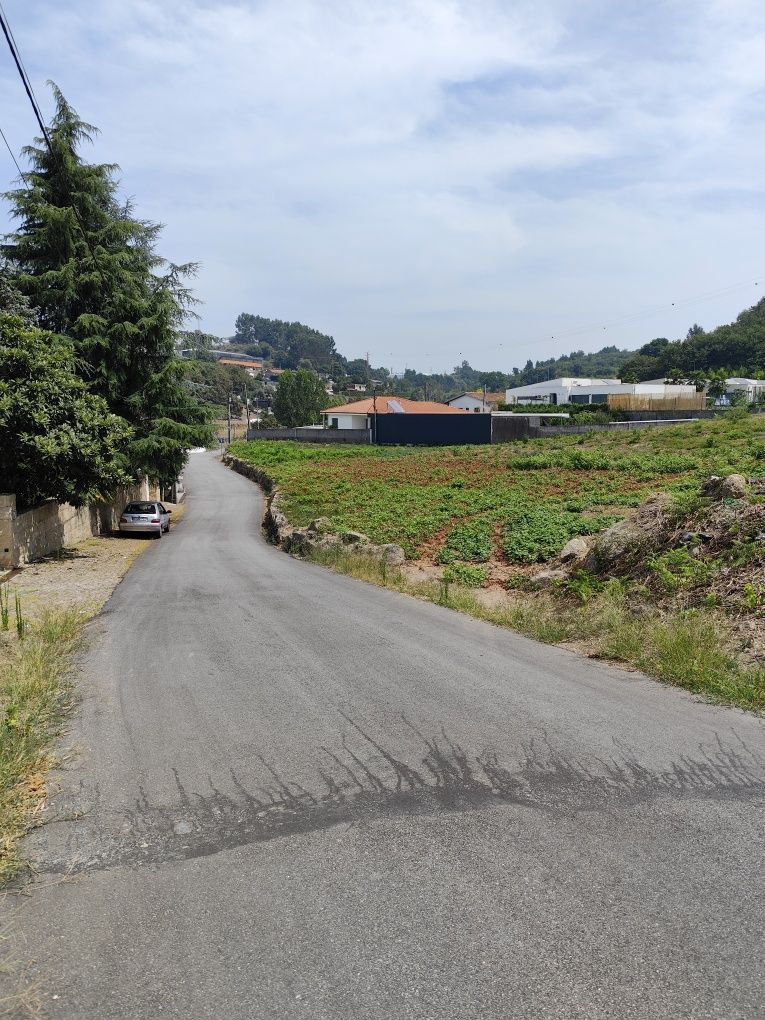 Terreno de 1350 M2 para construção em Serzedelo/Guimarães
