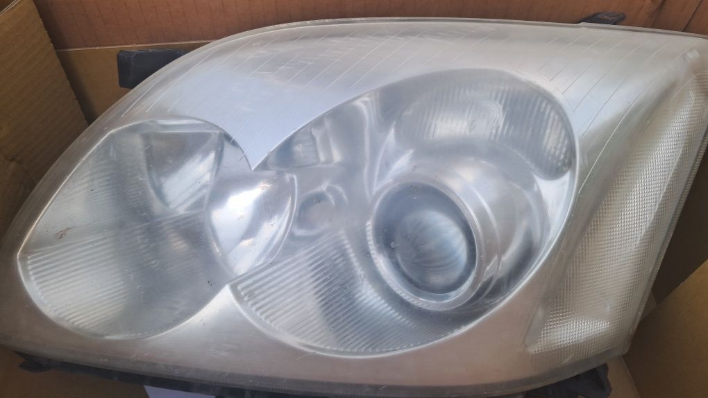 Lampy przednie avensis T25
