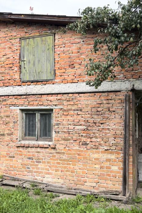 Будинок цегляний, газ, великий сад, гараж, господарські споруди