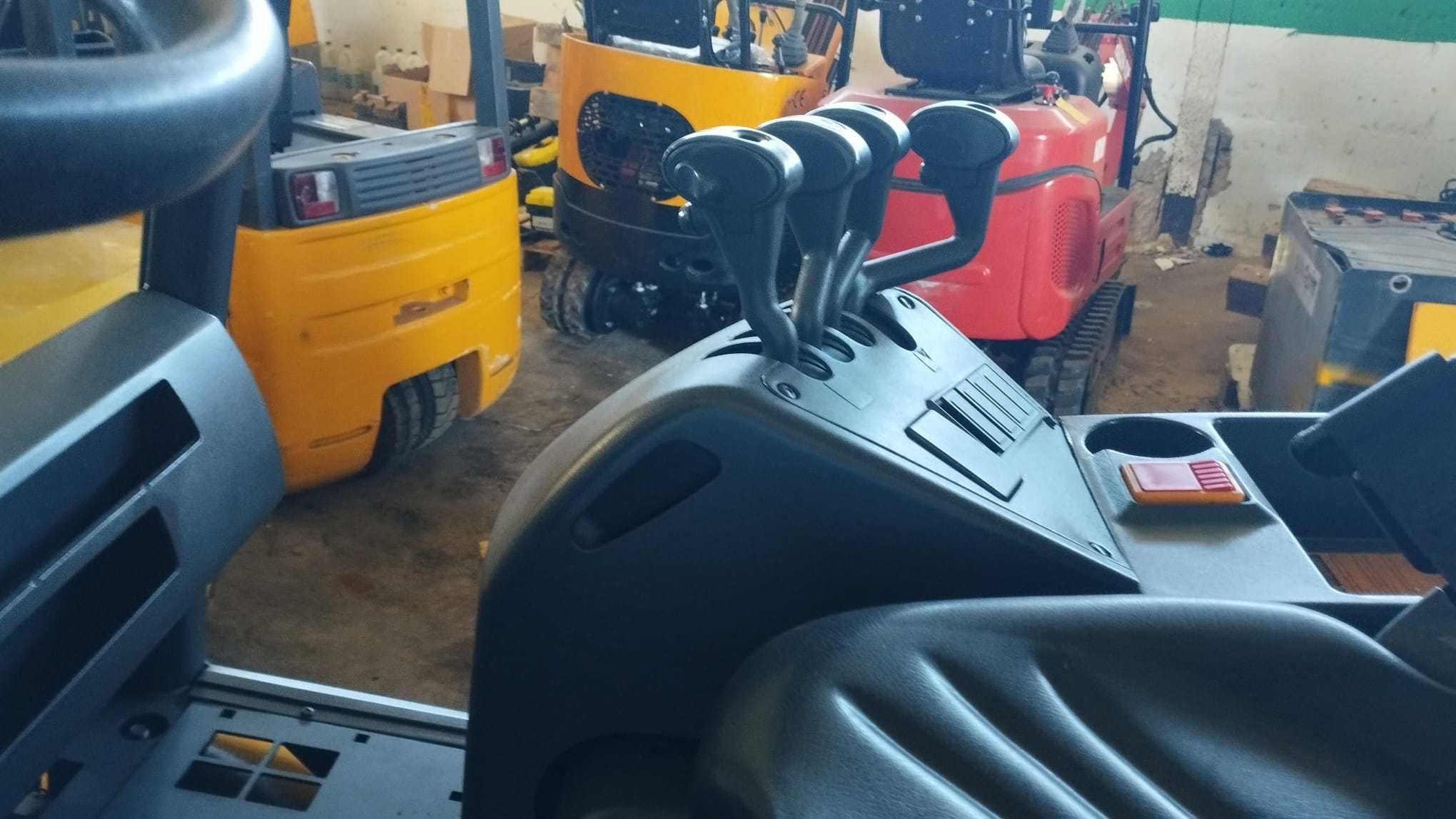 Empilhador eléctrico Caterpillar EP40 4.000 Kg (2406) c/ posicionador