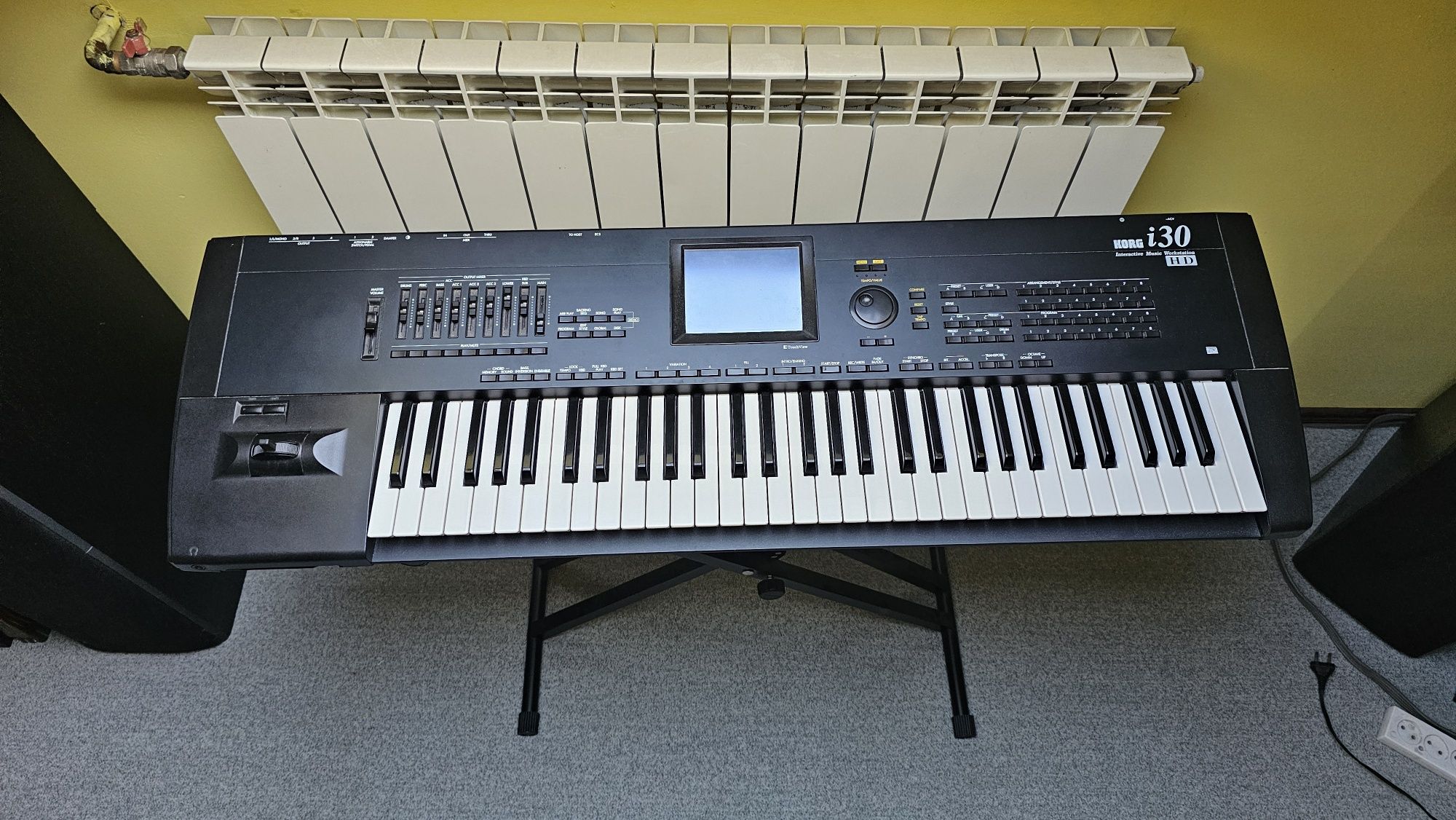 Korg i30 HD keyboard workstation