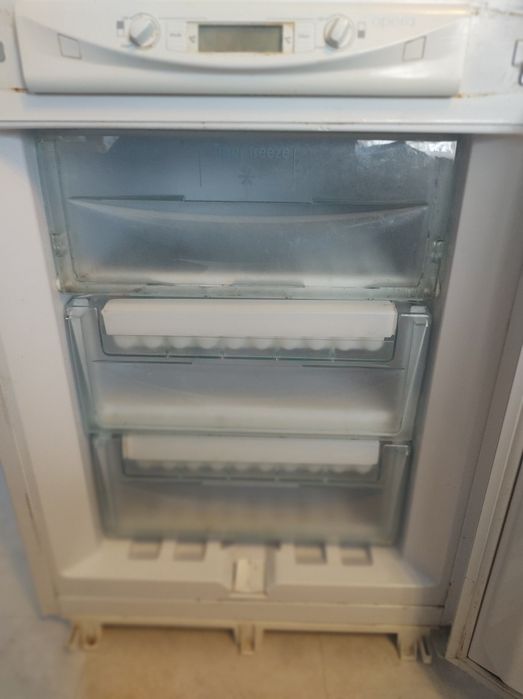 Chłodziarko-zamrażarka Hotpoint-Ariston BCB 313 AWE z zbudową