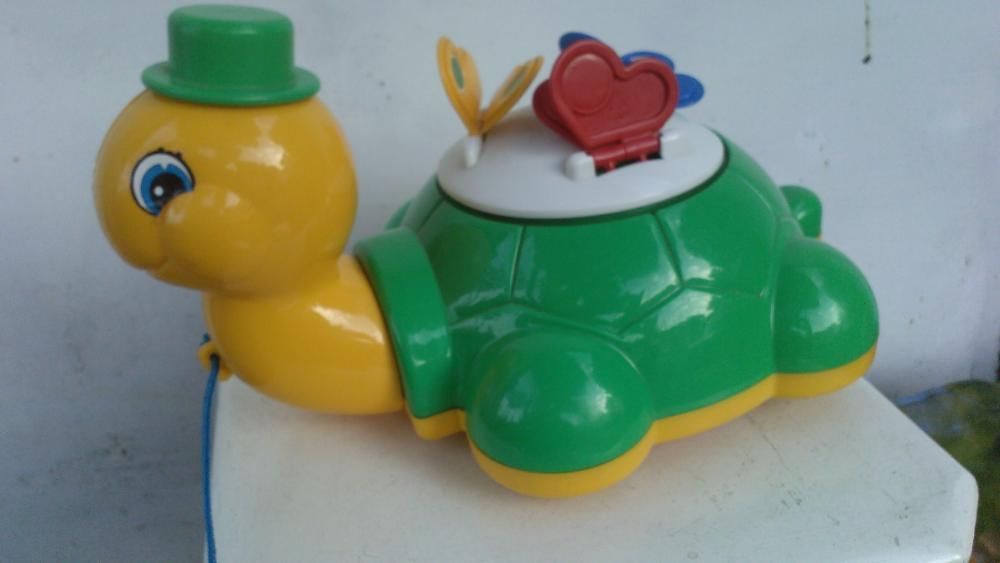 Tartaruga de puxar pela mão com um fio