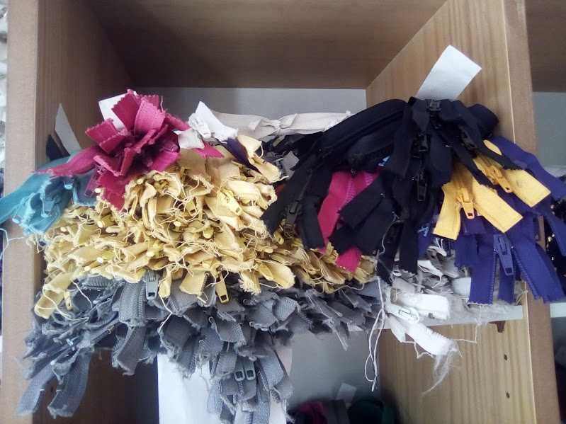 Rendas, elásticos, fechos e fitas variadas