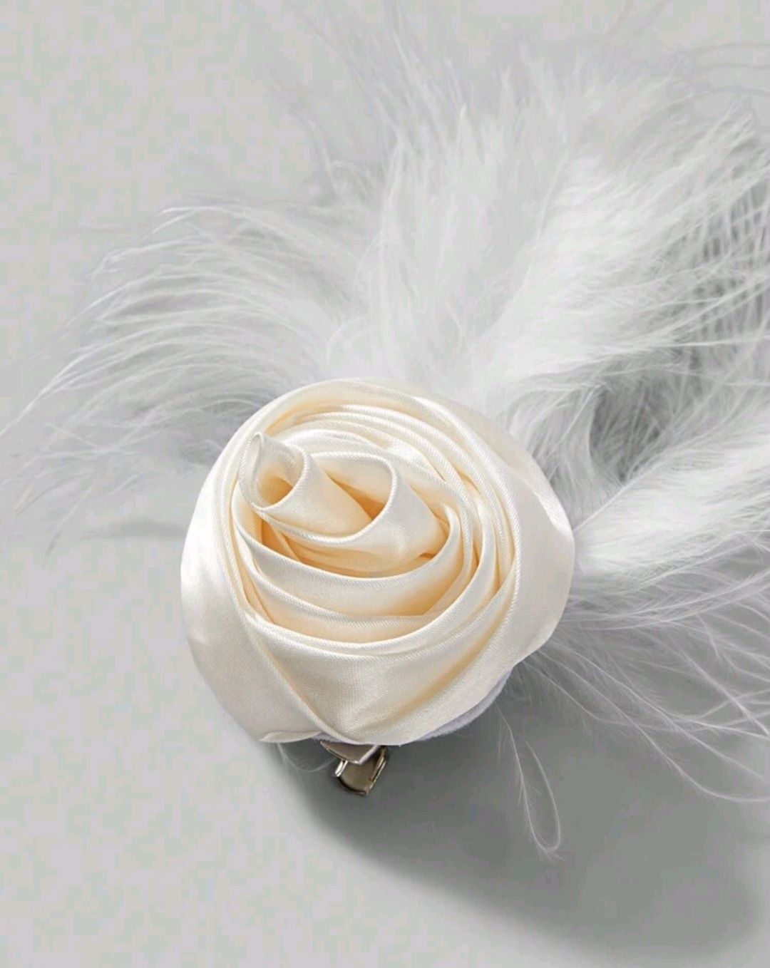 Broszka przypinka róża ecri z białymi piórkami