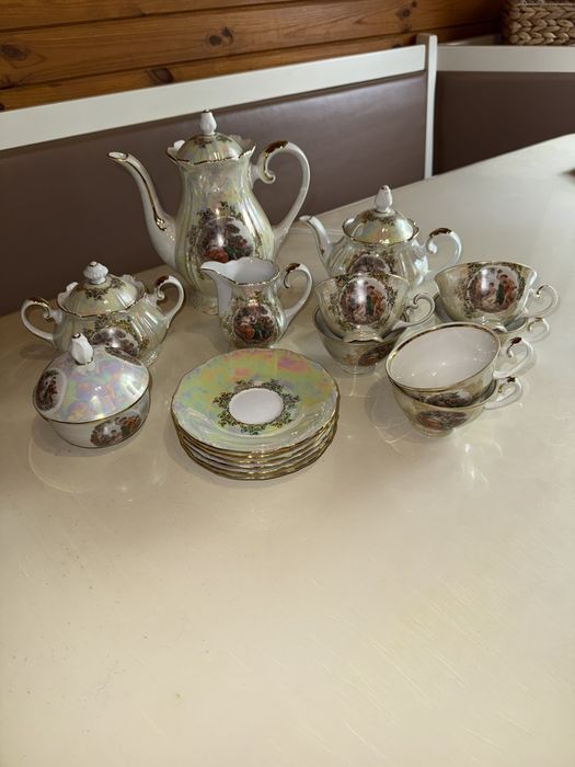 Витончений та ніжний антикваріатний набір з порцеляну.