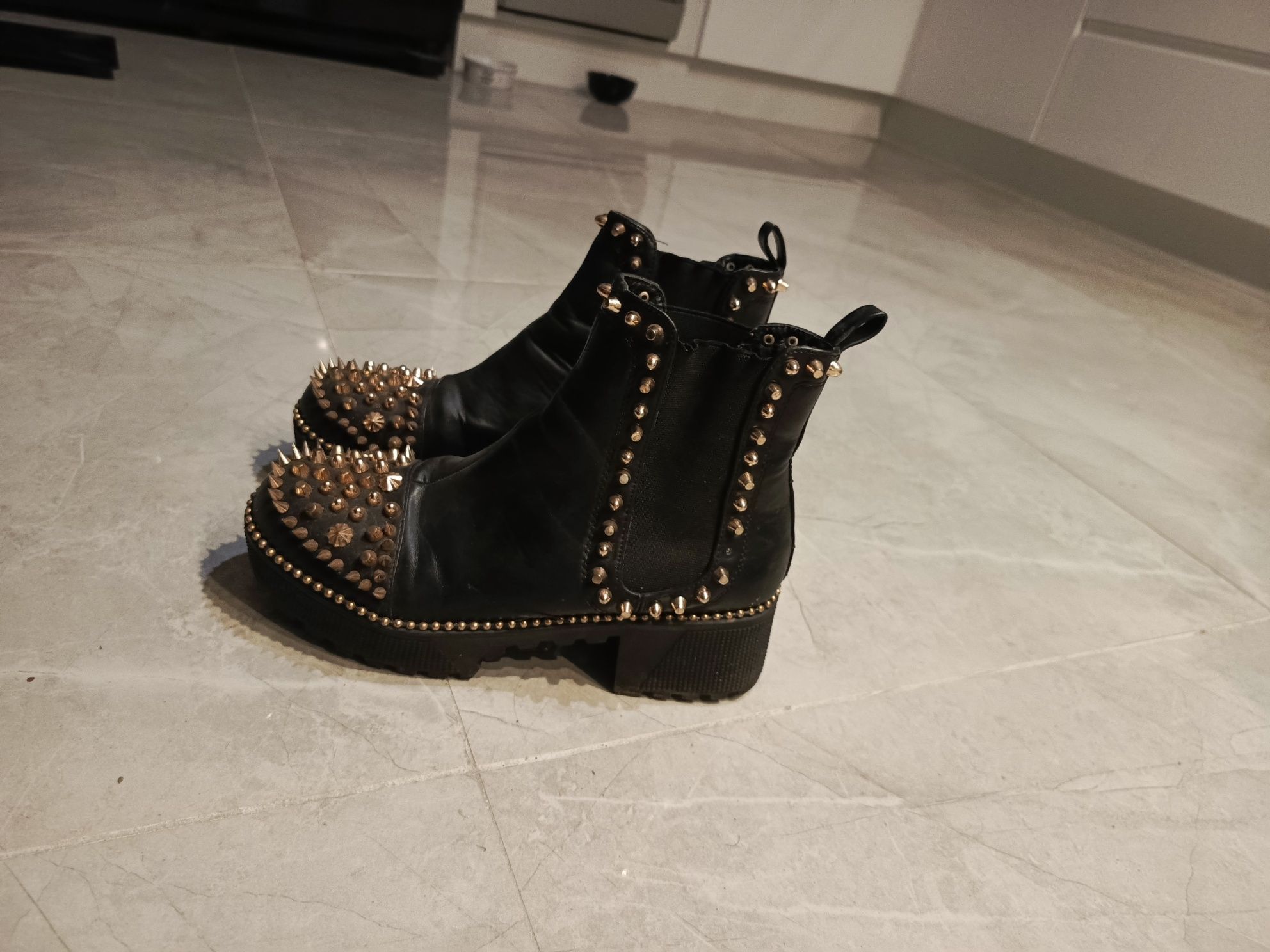 Buty emo goth alternative metal czarne z ćwiekami złotymi obcas traper