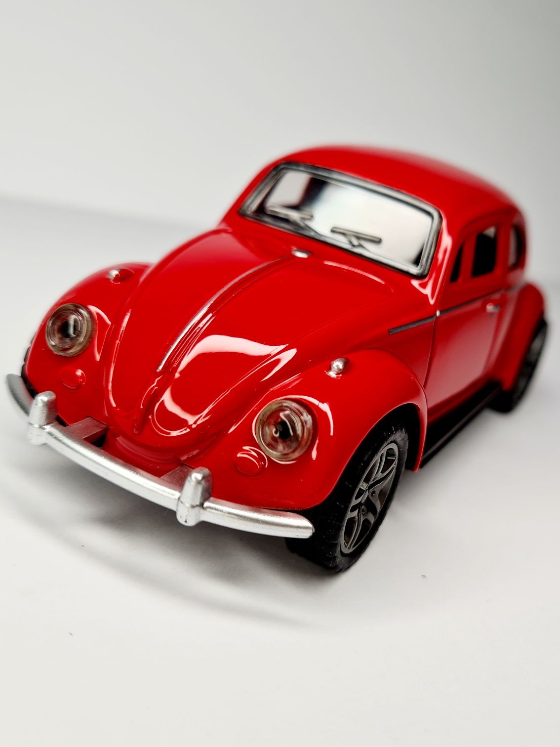 Stylowy kultowy samochodzik autko zabawka Volkswagen Garbus