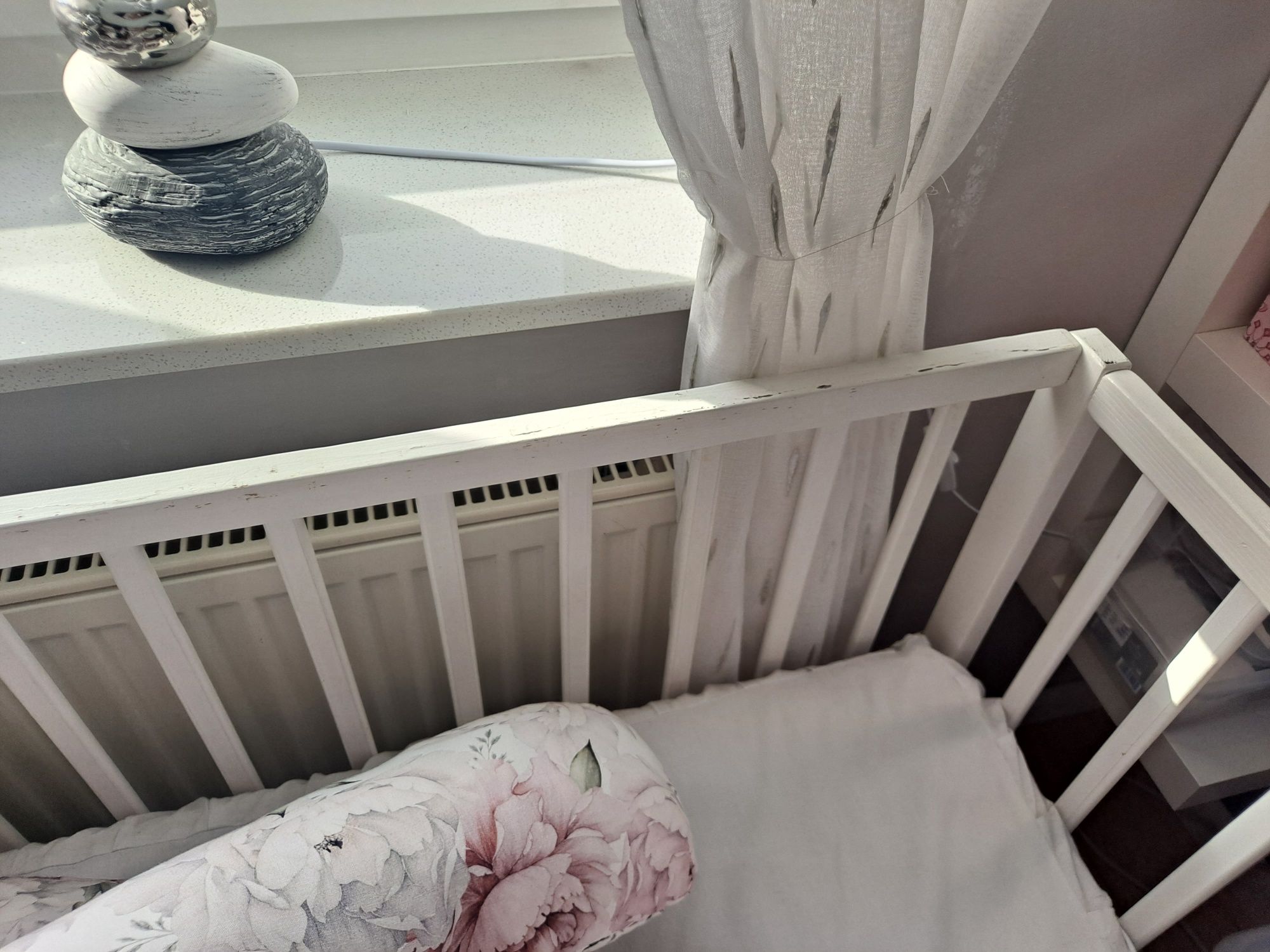 Łóżeczko niemowlęce białe z szufladąi i wyprawką