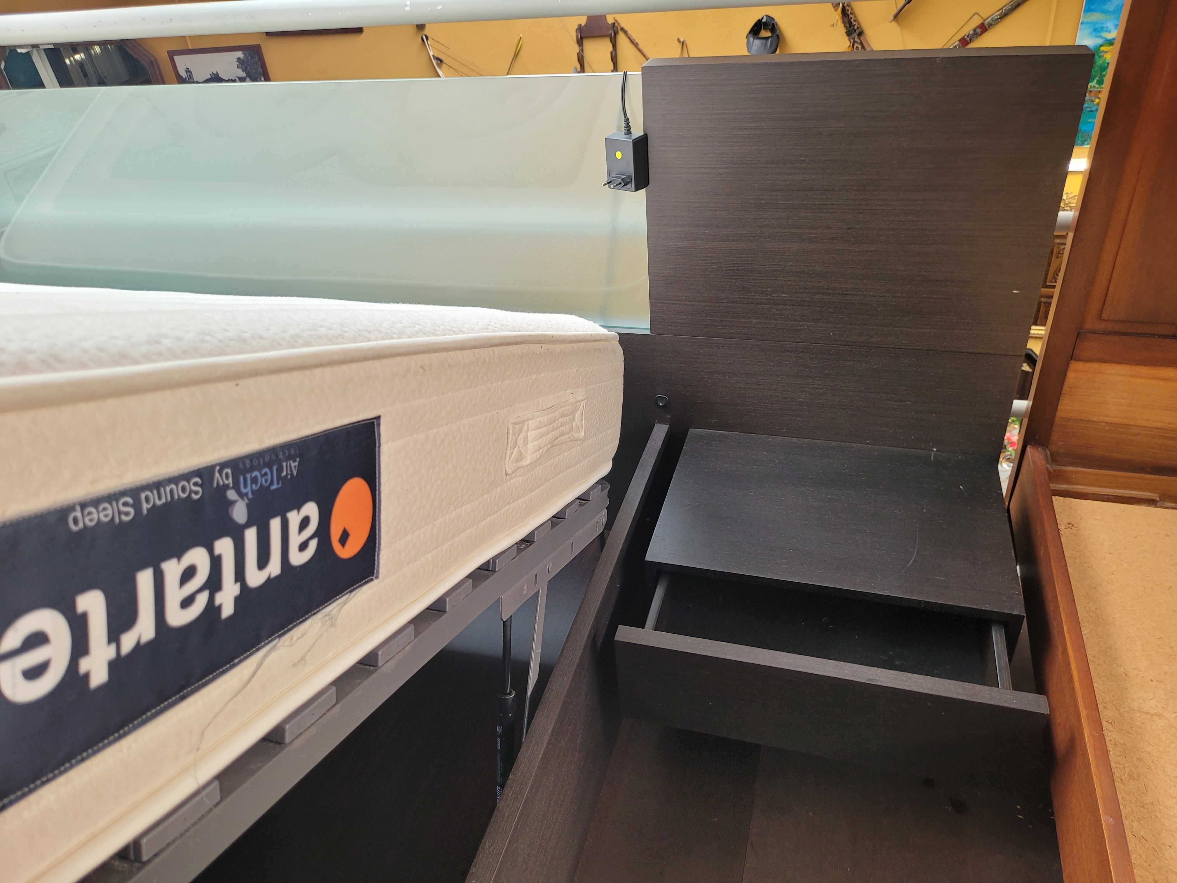 Excelente conjunto de cama com arrumação e iluminação,