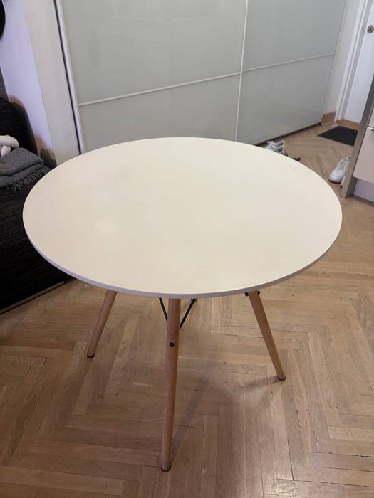 Okrągły biały stół kuchenny IKEA + 4 szare krzesła