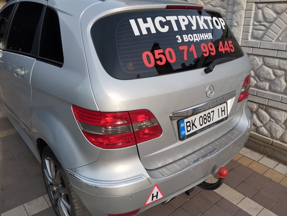 Інструктор з водіння. Автоінструктор